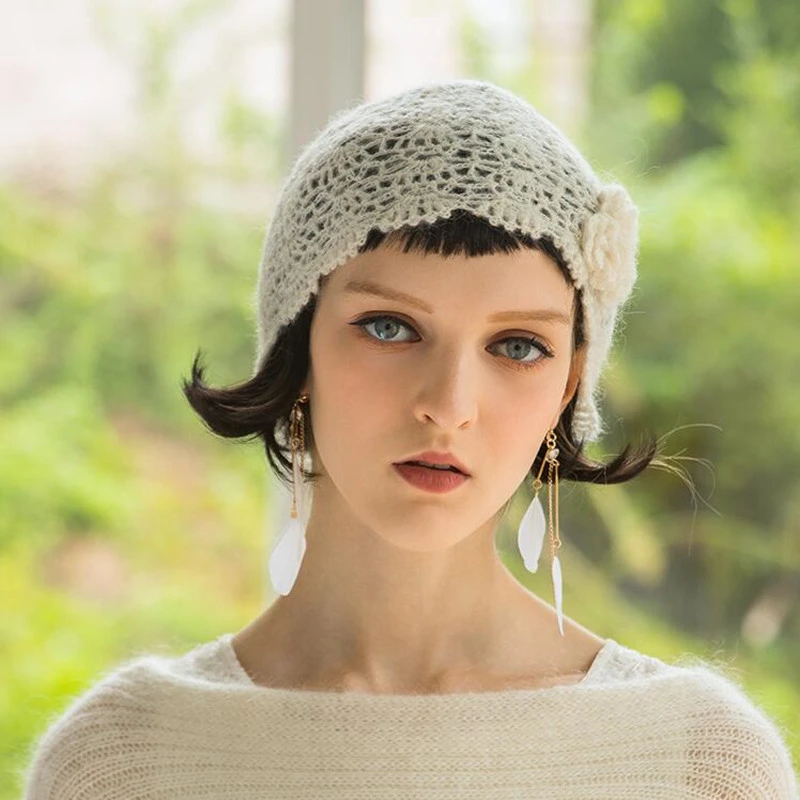 Chapeau années 30 blanc en tricot à motif floral – Image 2