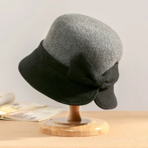 Chapeau gris à papillon noir des années 20