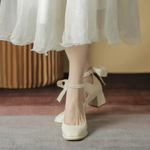 Chaussures beiges avec nœud papillon à l’arrière des années 60